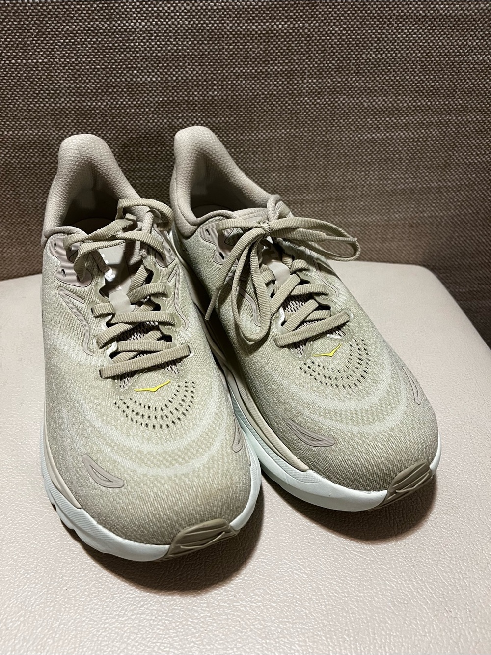 HOKA One One Arahi 8 Running Shoe - Cream with Green Accents Women’s Size 8 - Picture 3 of 8